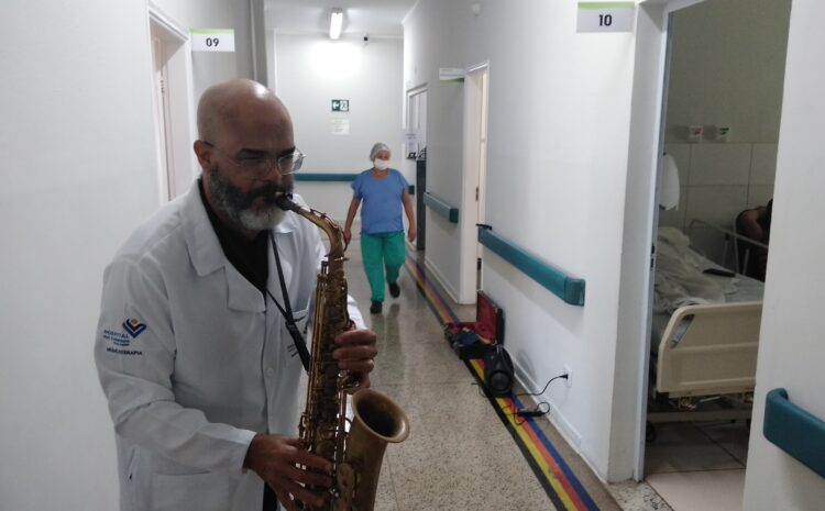  SAXOFONISTA ALEGRA MANHÃ DE PACIENTES NA SANTA CASA DE VINHEDO