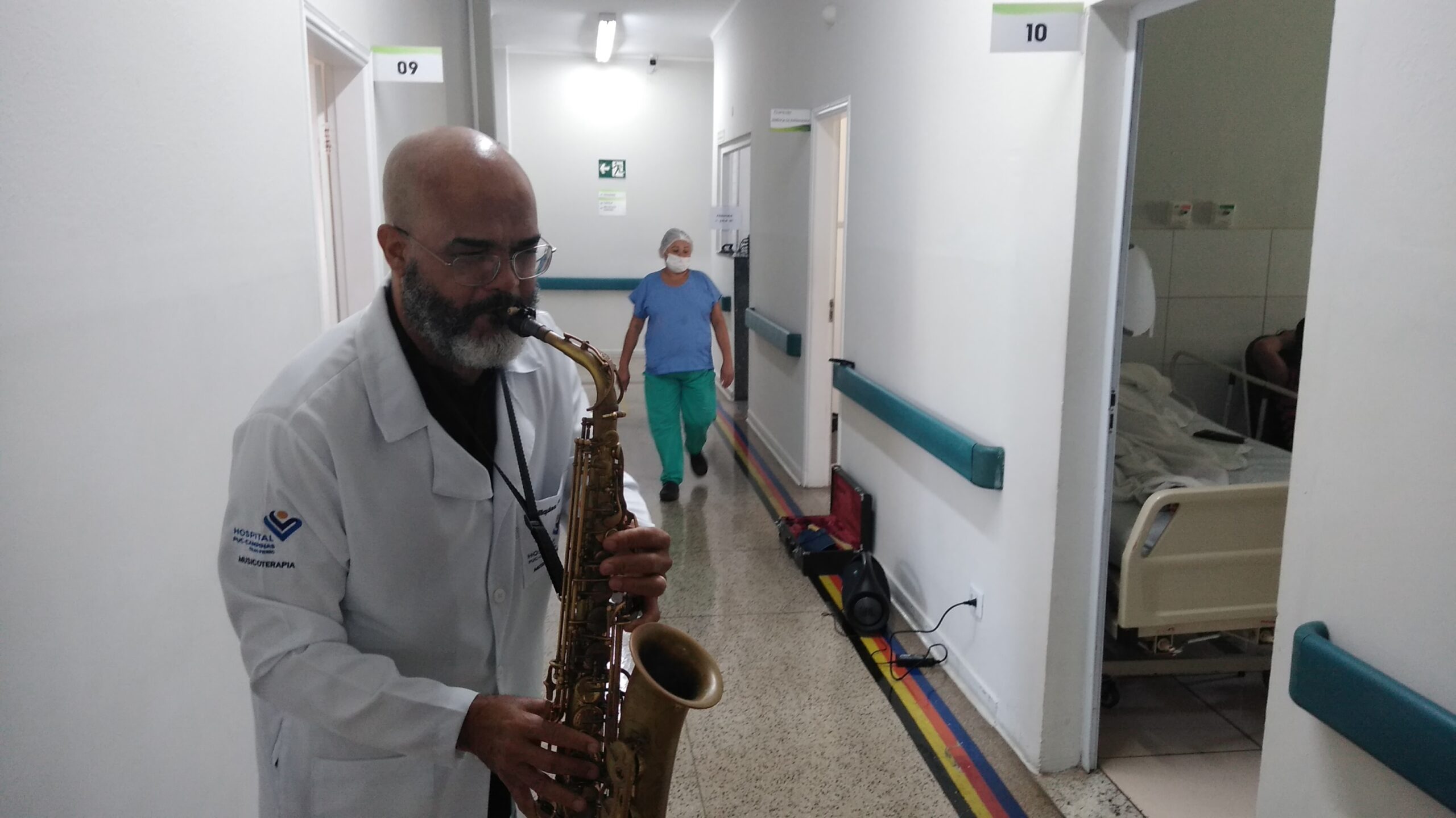  SAXOFONISTA ALEGRA MANHÃ DE PACIENTES NA SANTA CASA DE VINHEDO