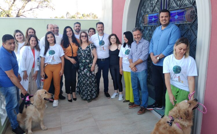  CACHORRAS PHOEBE E AURORA FAZEM A ALEGRIA DA SANTA CASA NA ABERTURA DO PROJETO PET TERAPIA