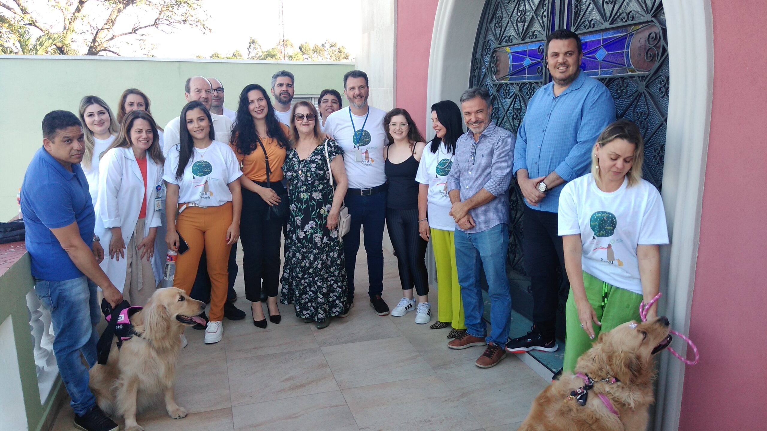  CACHORRAS PHOEBE E AURORA FAZEM A ALEGRIA DA SANTA CASA NA ABERTURA DO PROJETO PET TERAPIA