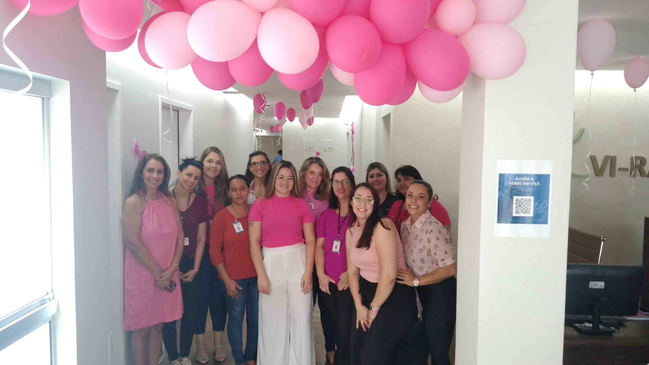  SANTA CASA DECORA CORREDORES DE ROSA E FAZ PALESTRA PARA ALERTAR SOBRE CÂNCER DE MAMA