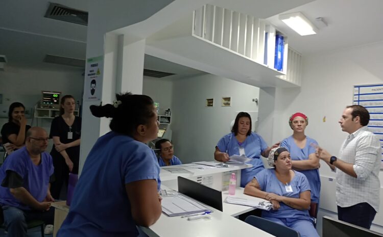  COORDENADOR DE CCIH DA SANTA CASA REALIZA TREINAMENTO A COLABORADORES DE UTI