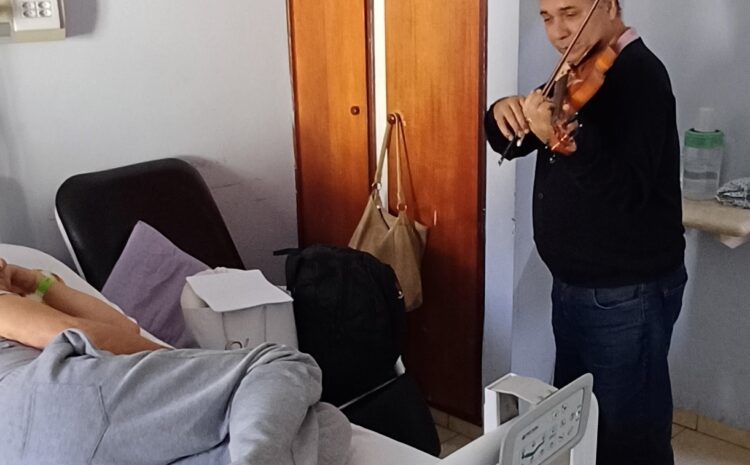  MAESTRO QUE ABRIU TURNÊ DE ANDREA BOCELLI NO BRASIL TOCA VIOLINO NA SANTA CASA