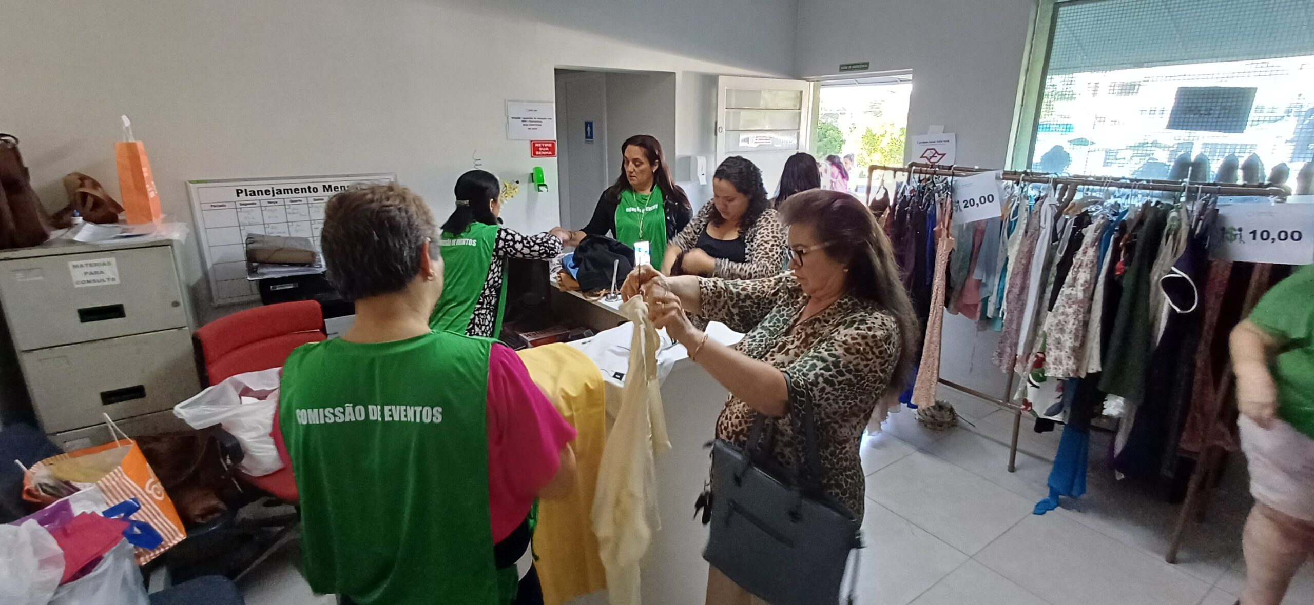  BAZAR DA SANTA CASA ARRECADA DINHEIRO PARA A COMPRA DE UNIFORMES