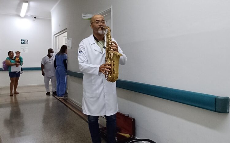  SANTA CASA RECEBE ‘PEREGRINO DO SAX’ PARA ALEGRAR PACIENTES COM A MUSICOTERAPIA