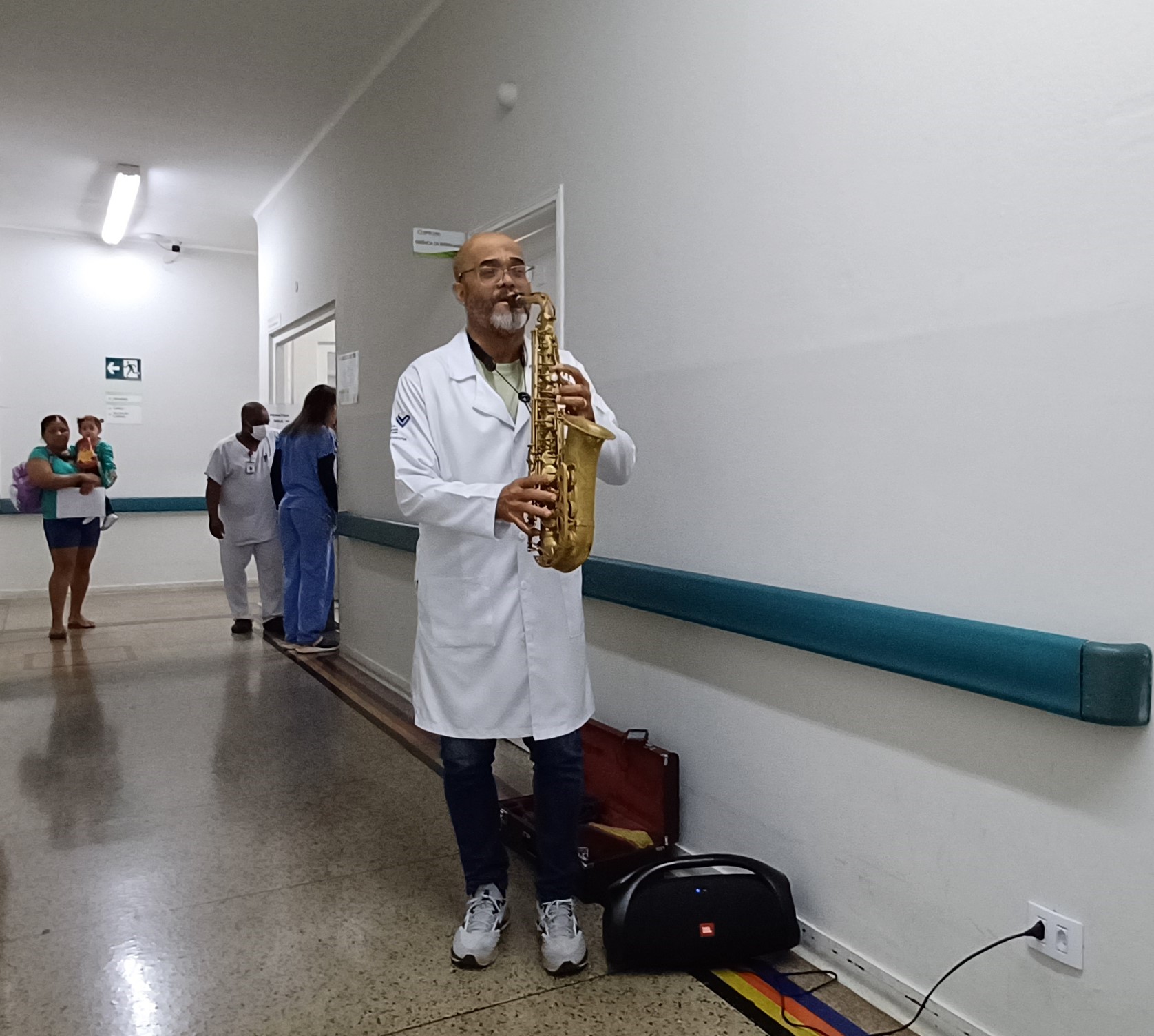  SANTA CASA RECEBE ‘PEREGRINO DO SAX’ PARA ALEGRAR PACIENTES COM A MUSICOTERAPIA