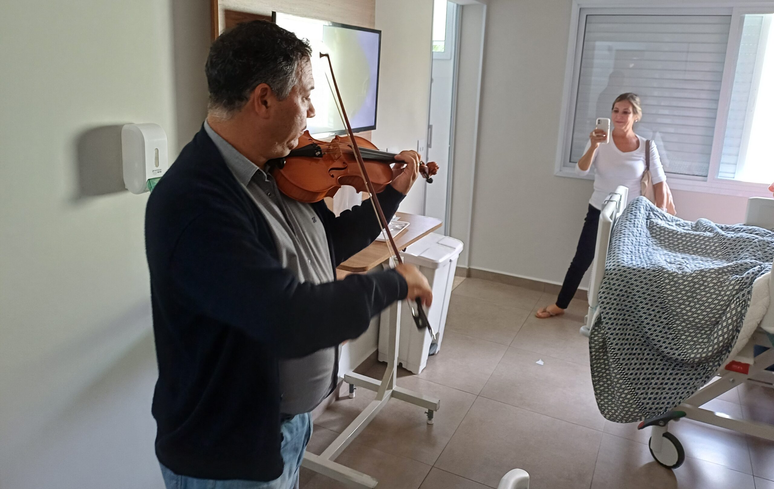  MAESTRO ÊNIO ANTUNES TOCA ‘VIVALDI’ E EMOCIONA PACIENTES DA SANTA CASA