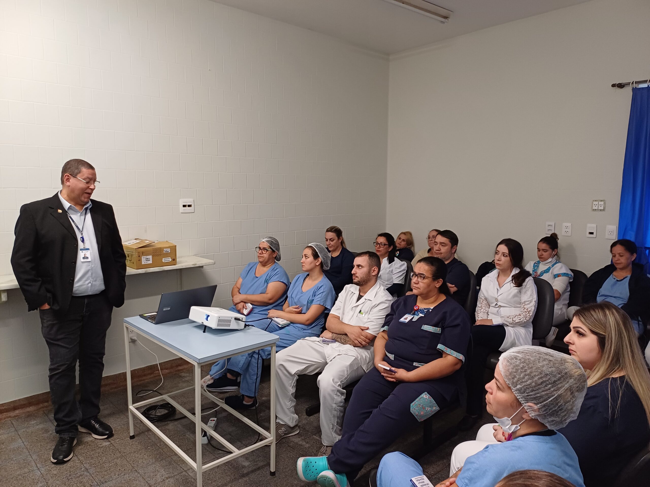  EM PALESTRA NA SANTA CASA, CONSELHEIRO DO COREN FALA SOBRE CÓDIGO DE ÉTICA DA SAÚDE