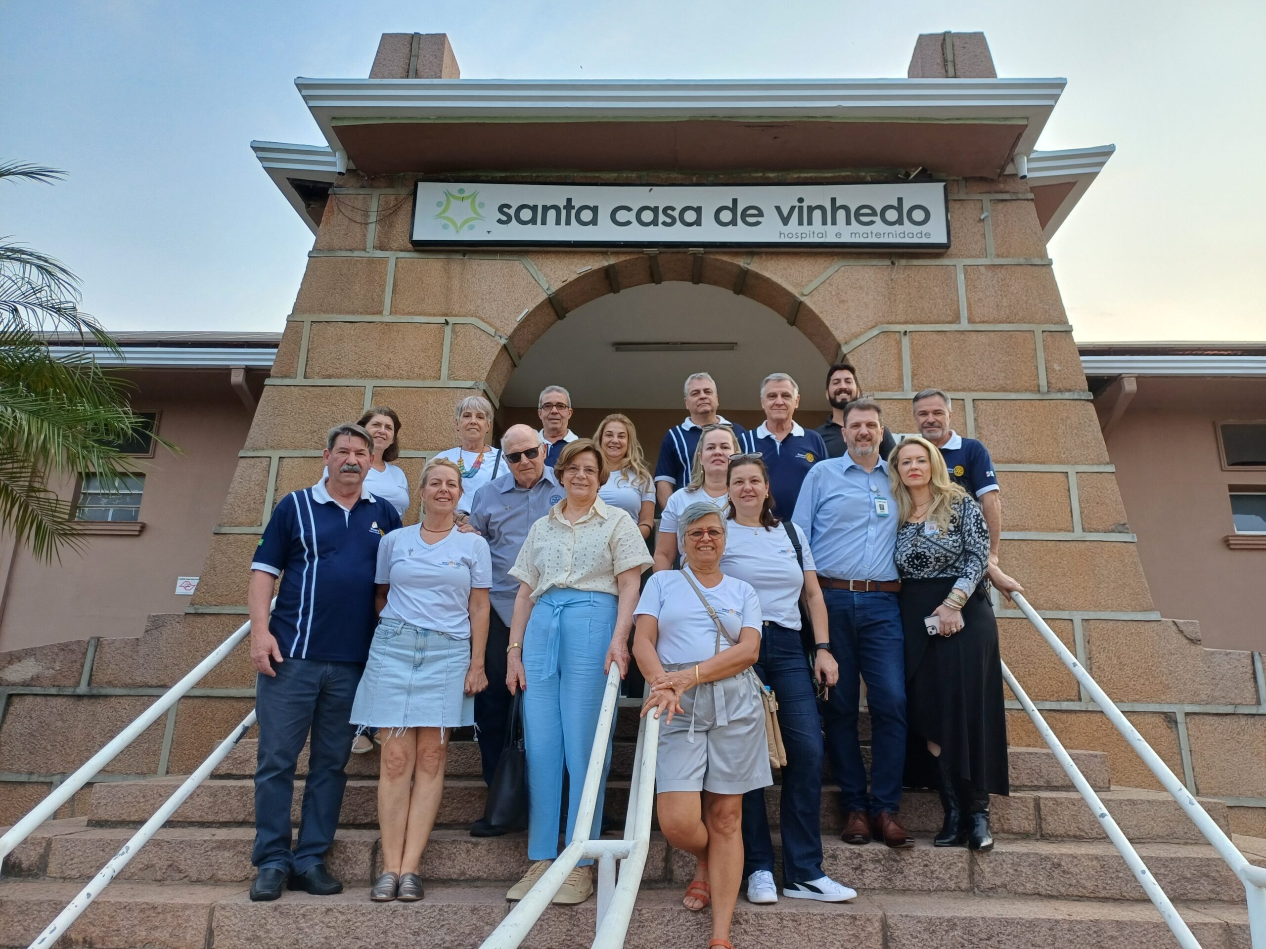  COMITIVA DO ROTARY CLUB E CASA DA AMIZADE VISITA A SANTA CASA DE VINHEDO