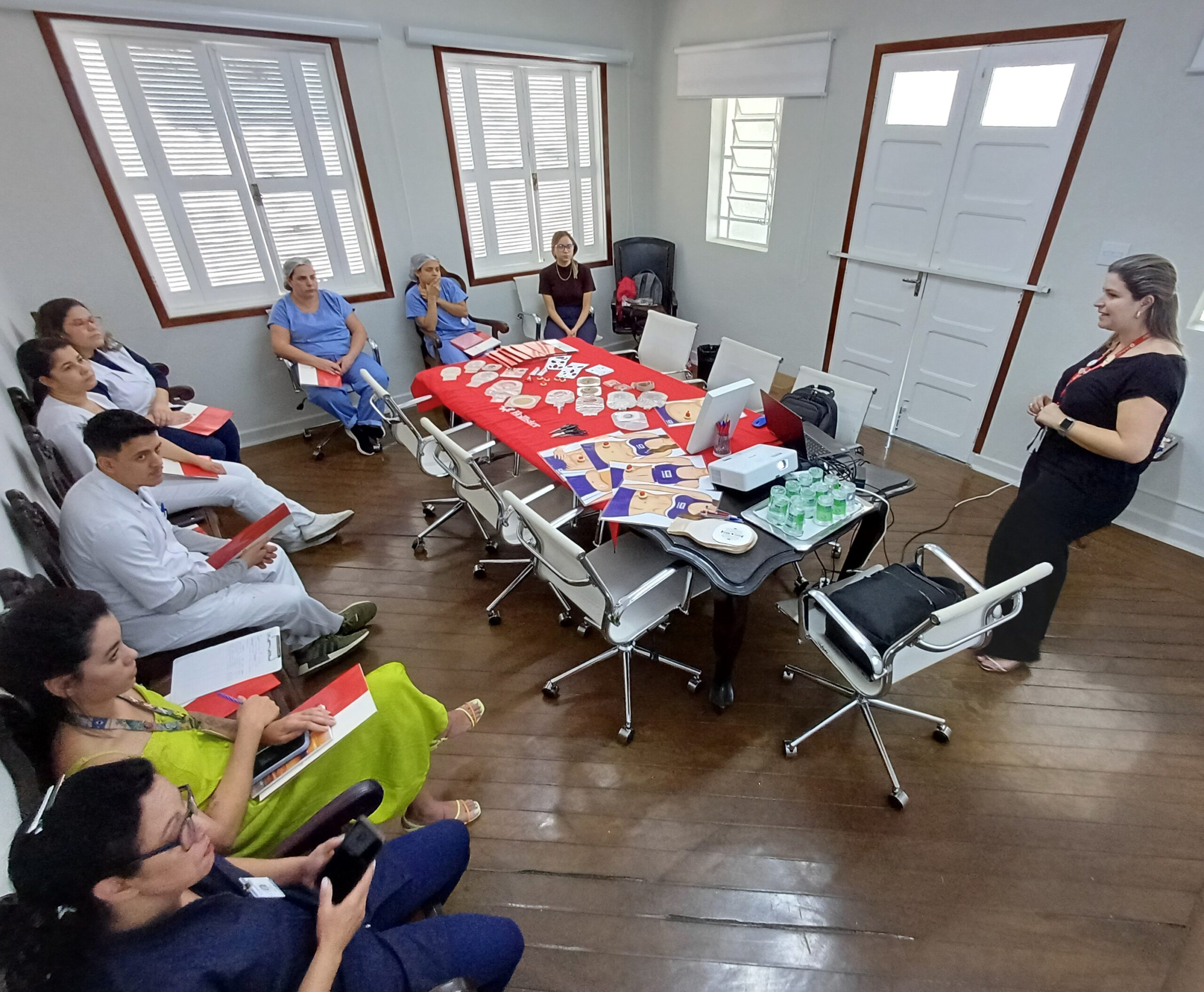  ENFERMEIROS DA SANTA CASA PARTICIPAM DE TREINAMENTO SOBRE CUIDADOS COM PACIENTES OSTOMIZADOS