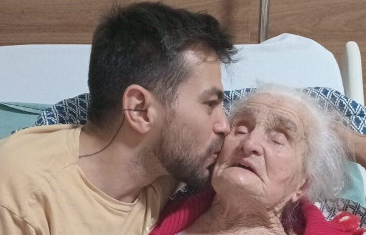  DANILO ‘NÃO DESGRUDA’ DA AVÓ, DONA LÍBERA, DE 105 ANOS, INTERNADA NA SANTA CASA