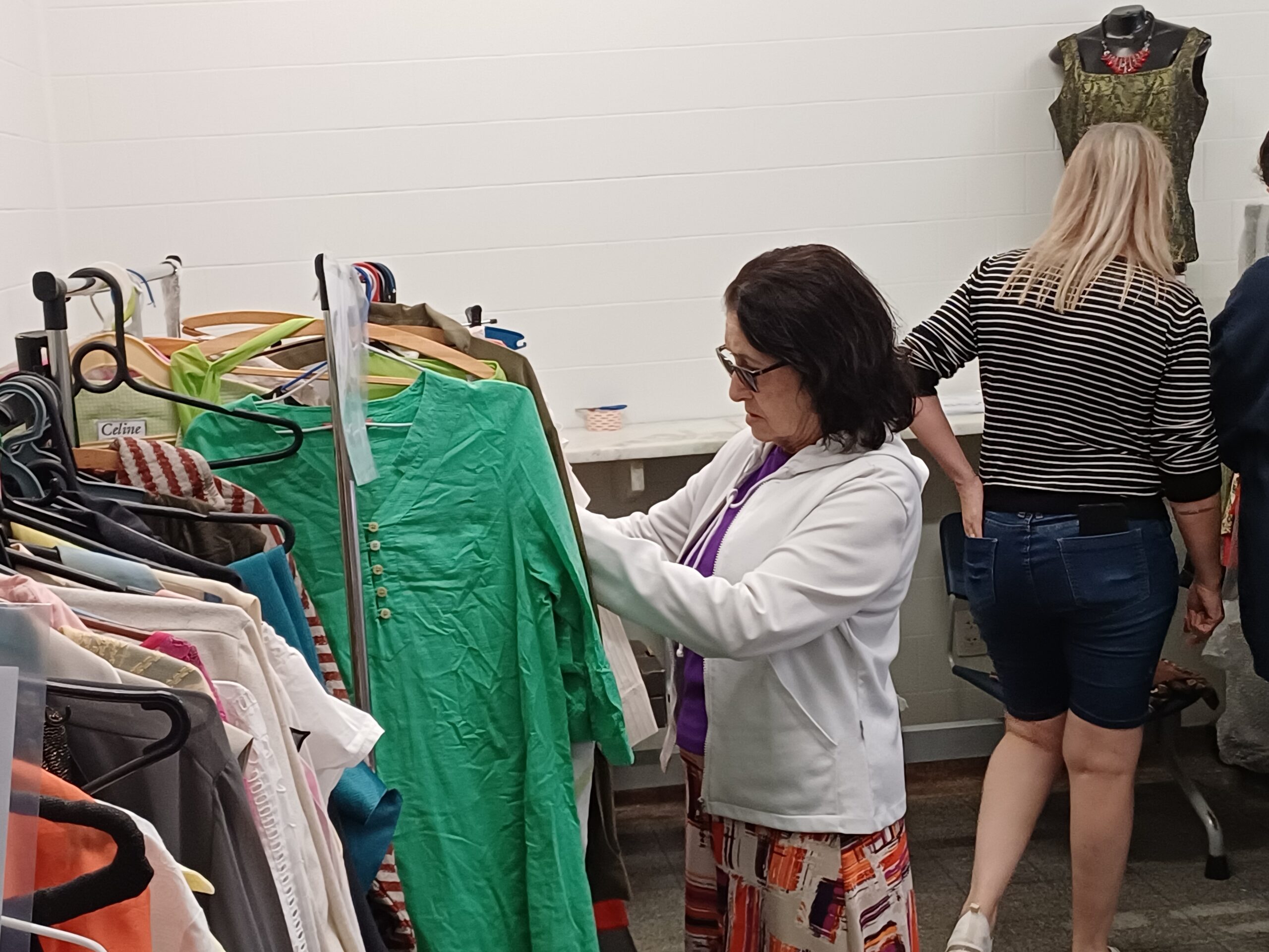  SANTA CASA PROMOVE AMANHÃ BAZAR BENEFICENTE COM ROUPAS, JALECOS E ACESSÓRIOS A PREÇOS ESPECIAIS