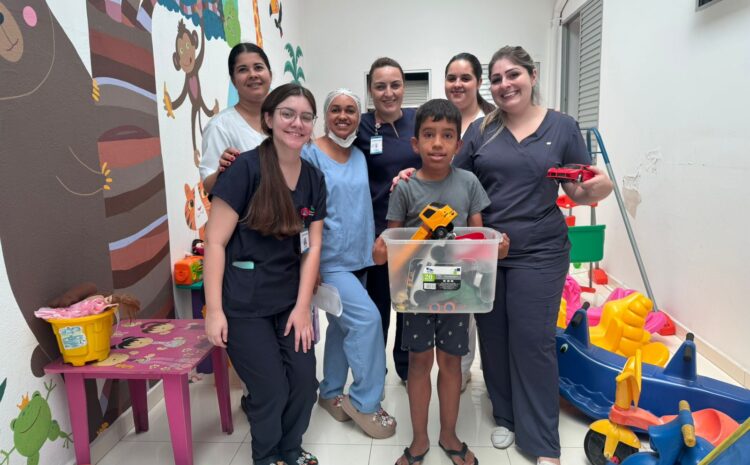  PACIENTE DA SANTA CASA HÁ UM ANO, JOÃOZINHO DOA BRINQUEDOS AO HOSPITAL POR GRATIDÃO AO CARINHO RECEBIDO