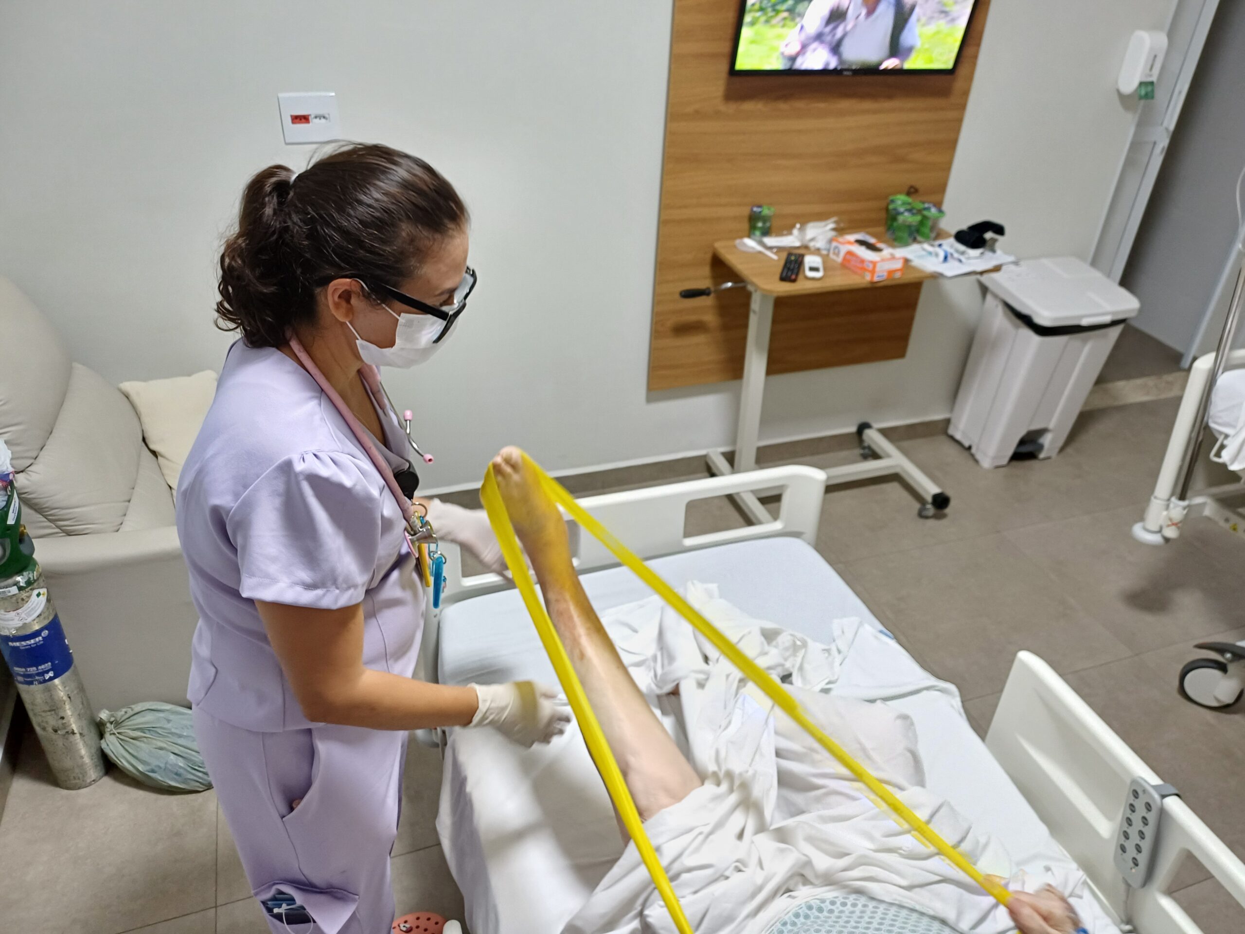  COM ALEGRIA, FISIOTERAPEUTA PERLA, DA SANTA CASA, AJUDA PACIENTES A RESPIRAR E SE MOVIMENTAR MELHOR