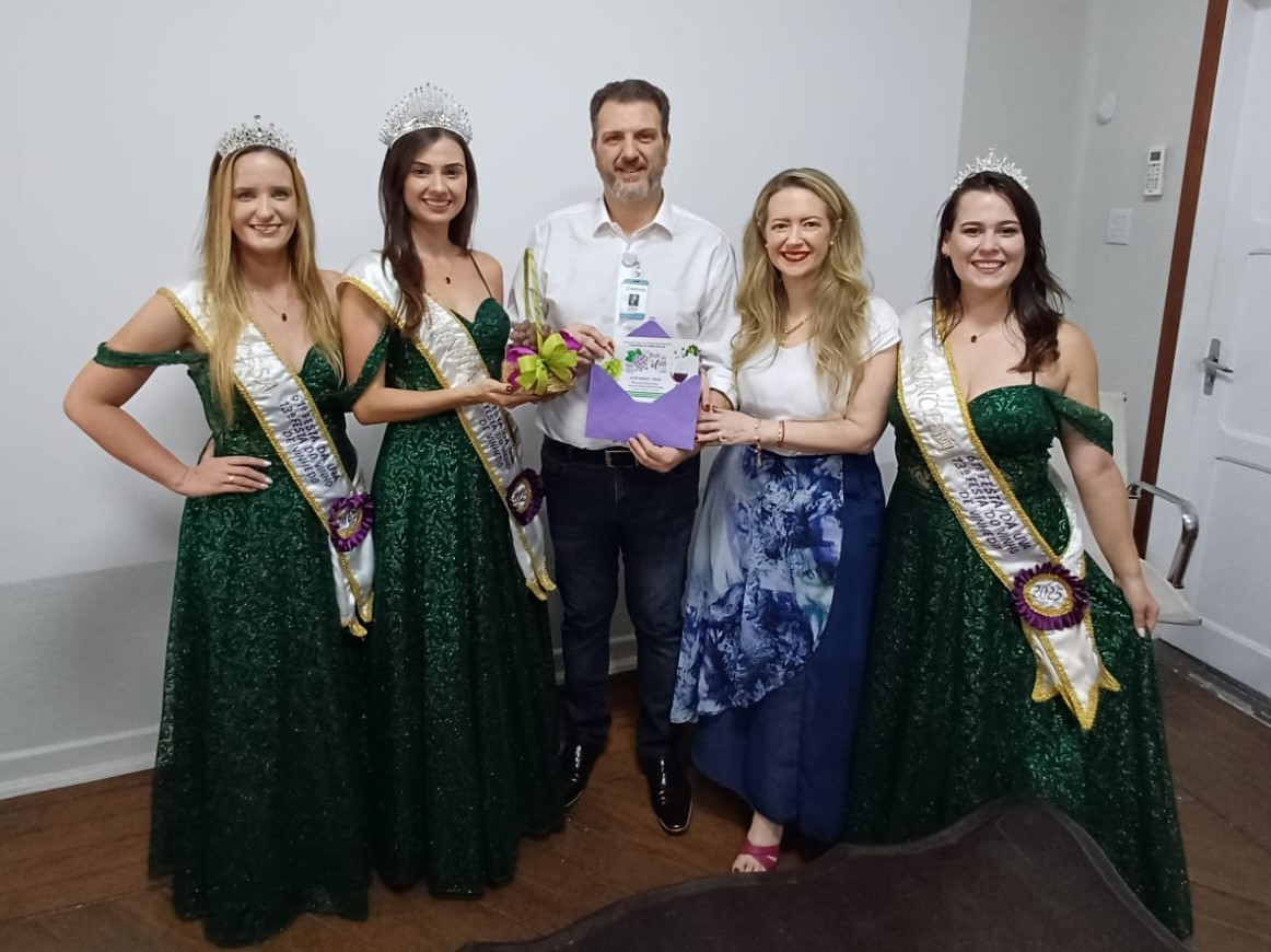  RAINHA E PRINCESAS DA FESTA DA UVA DE VINHEDO VISITAM A SANTA CASA