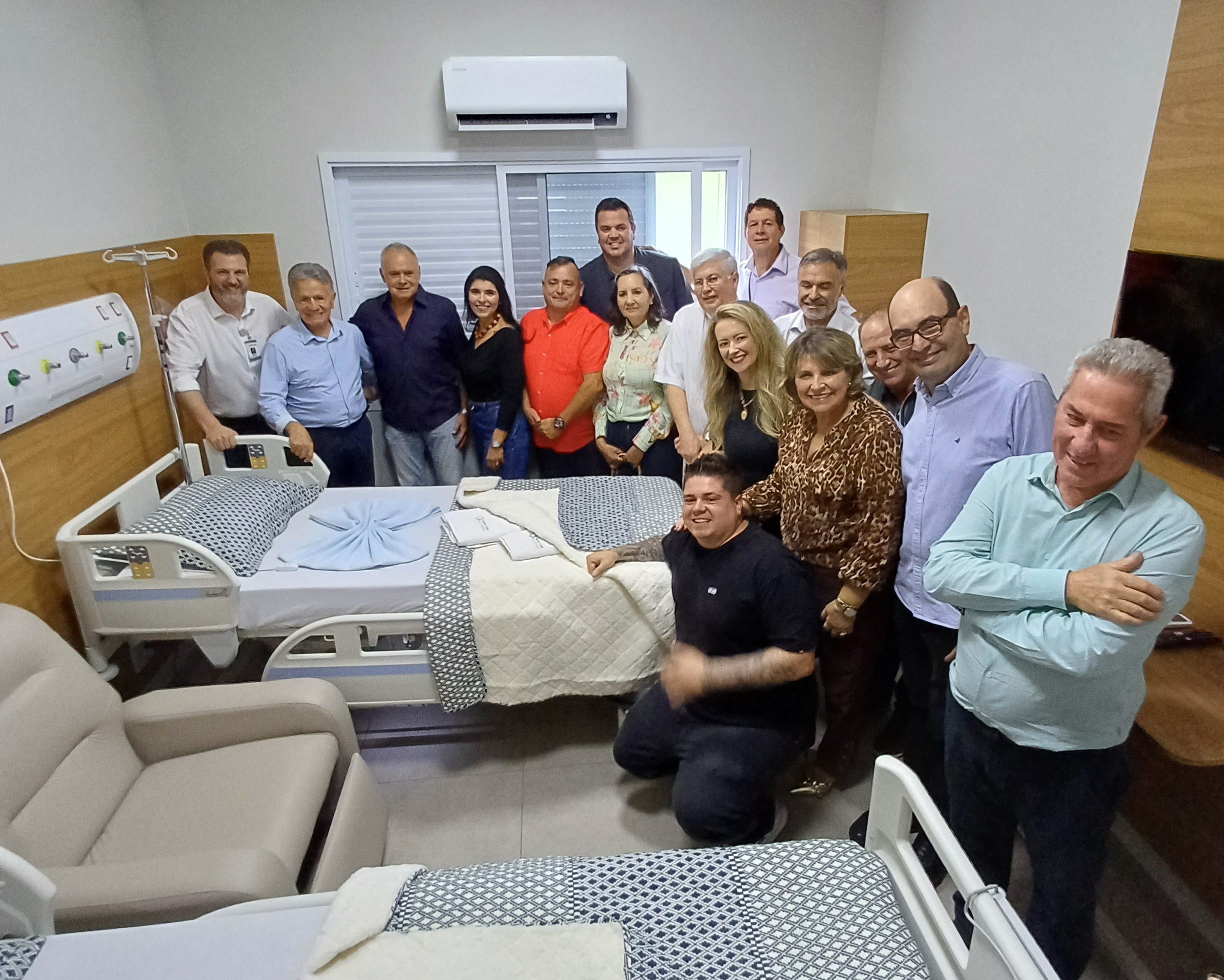  COM PRESENÇAS DO PREFEITO E VEREADORES, SANTA CASA ENTREGA MAIS UM QUARTO ‘PADRÃO TOP’ REFORMADO