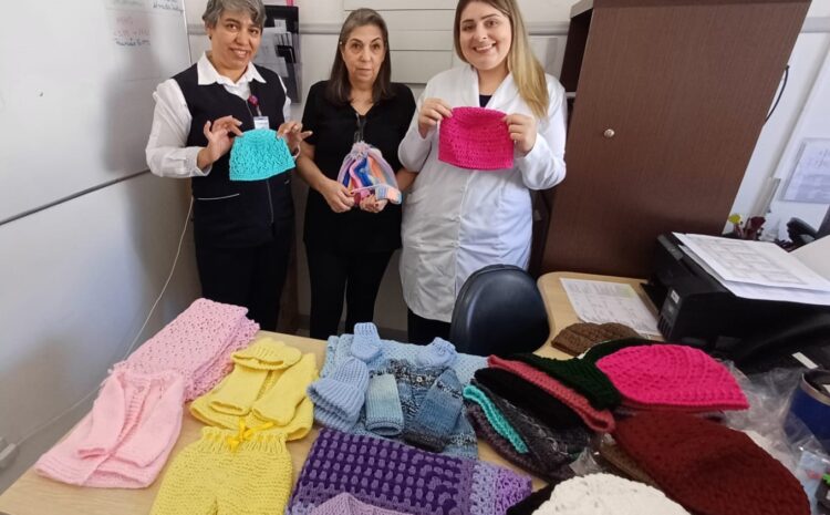  LOJA BOTONÊ FAZ DOAÇÃO DE ROUPAS E ACESSÓRIOS DE TRICÔ E CROCHÊ À SANTA CASA DE VINHEDO