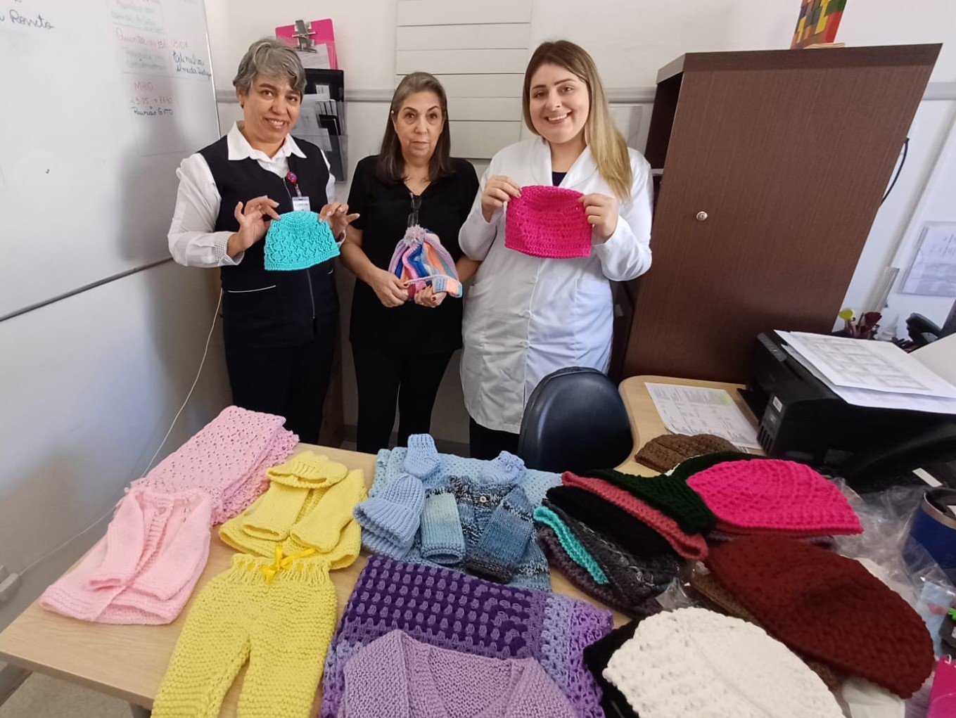  LOJA BOTONÊ FAZ DOAÇÃO DE ROUPAS E ACESSÓRIOS DE TRICÔ E CROCHÊ À SANTA CASA DE VINHEDO