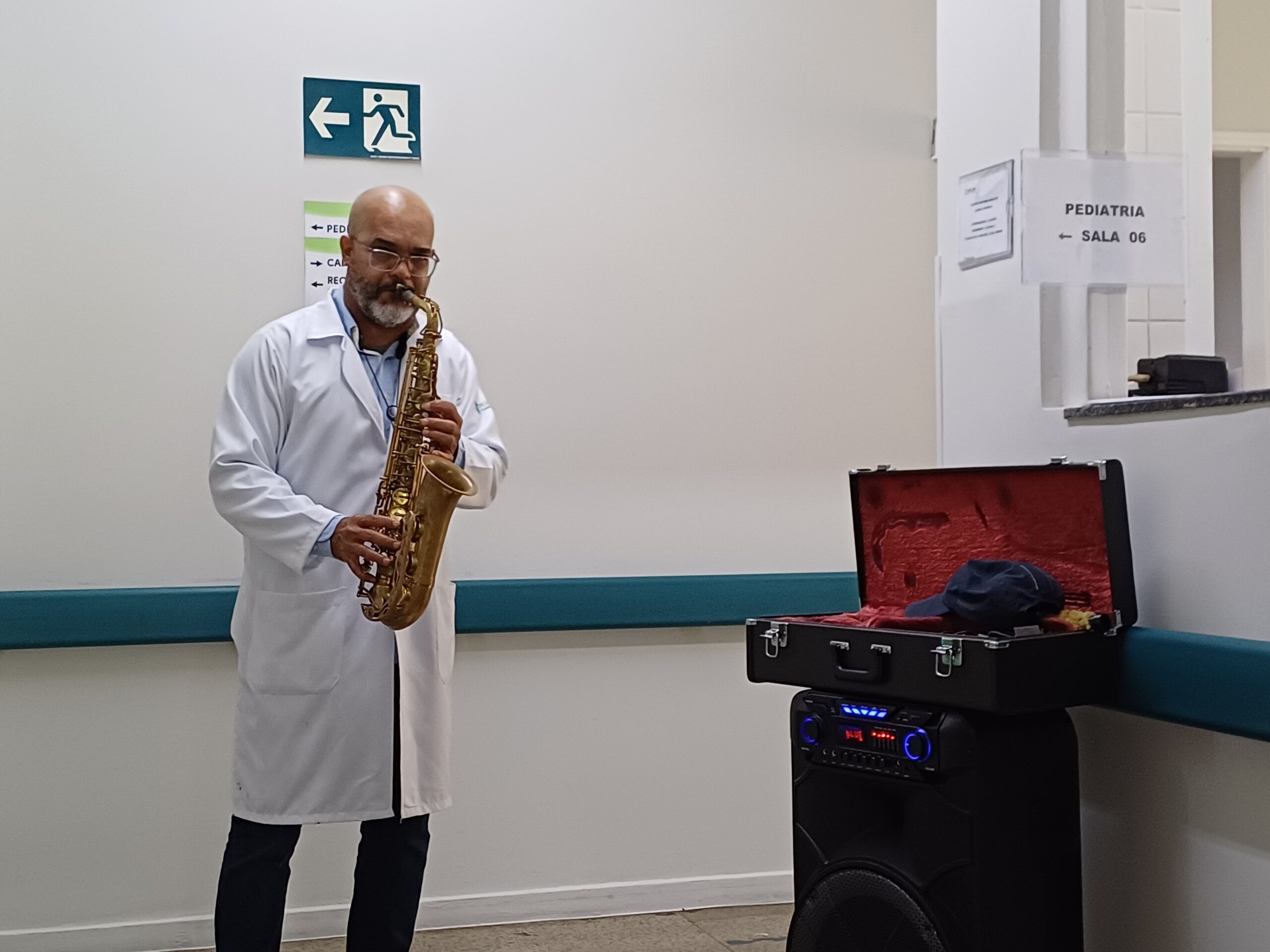  MÚSICO HILQUIAS ALVES INTERAGE COM PACIENTES E ACOMPANHANTES NA SANTA CASA DE VINHEDO