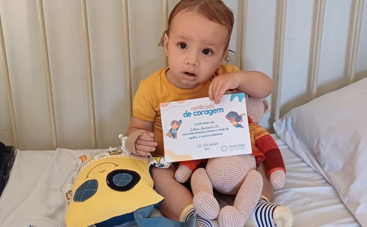  PEQUENO ARTHUR É O 1º PACIENTE DA SANTA CASA DE VINHEDO A RECEBER O ‘CERTIFICADO DE CORAGEM’