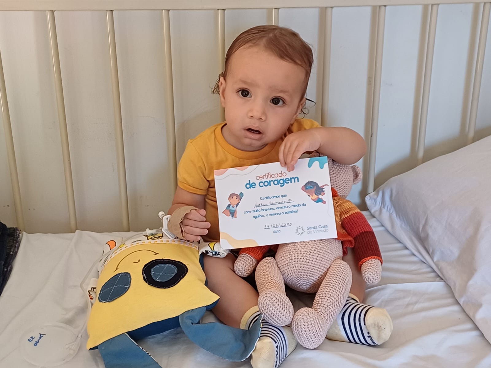 PEQUENO ARTHUR É O 1º PACIENTE DA SANTA CASA DE VINHEDO A RECEBER O ‘CERTIFICADO DE CORAGEM’