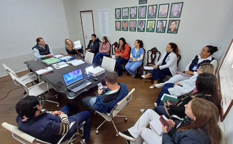  EM REUNIÃO COM A ENFERMAGEM, PROVEDORIA DA SANTA CASA ALINHA PROCEDIMENTOS PARA APRIMORAR A ASSISTÊNCIA AOS PACIENTES