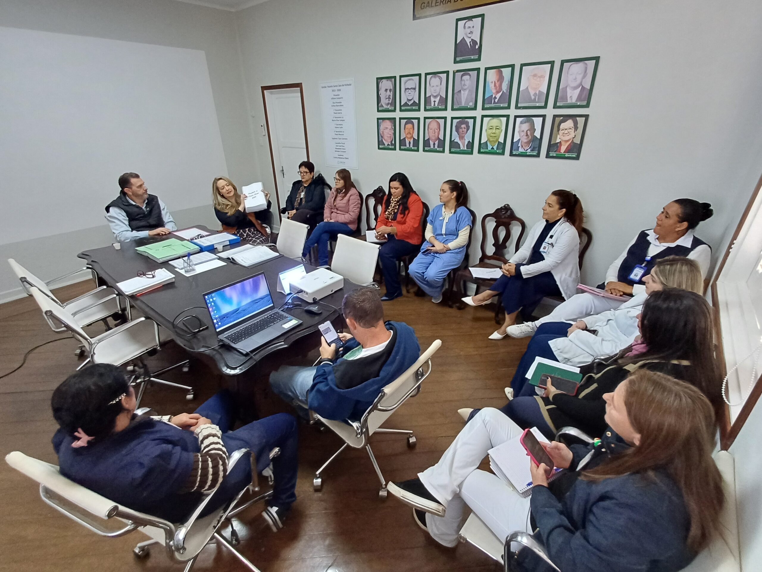  EM REUNIÃO COM A ENFERMAGEM, PROVEDORIA DA SANTA CASA ALINHA PROCEDIMENTOS PARA APRIMORAR A ASSISTÊNCIA AOS PACIENTES