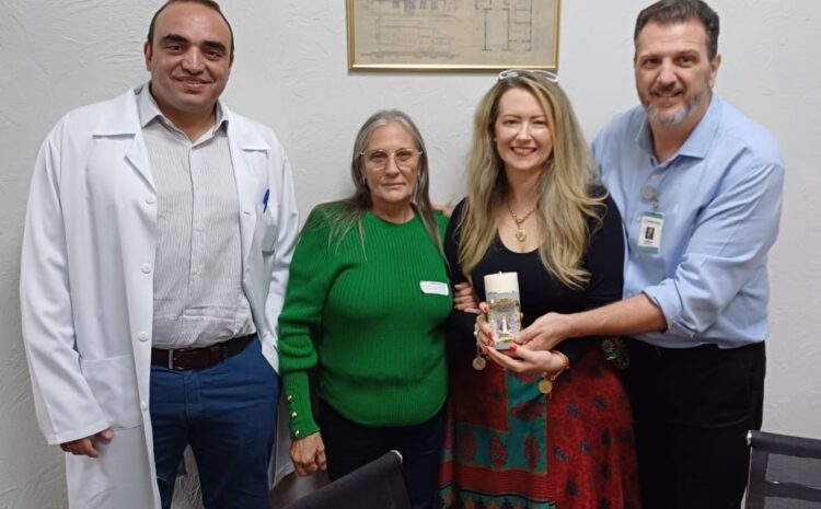  ESPOSA DE PACIENTE PRESENTEIA O PROVEDOR DA SANTA CASA COM VELA AROMÁTICA DE NOSSA SENHORA APARECIDA