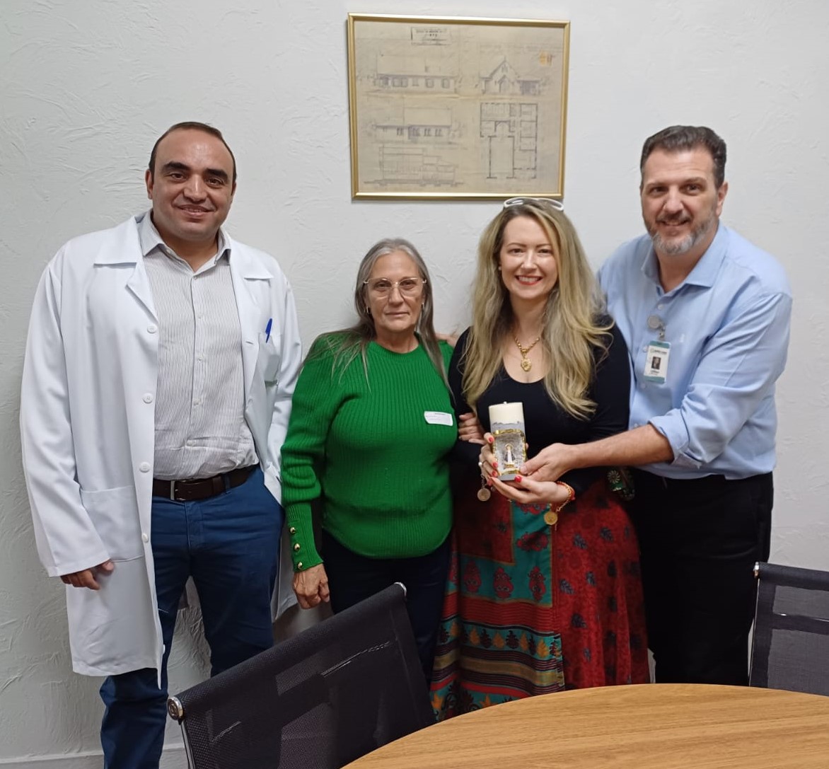  ESPOSA DE PACIENTE PRESENTEIA O PROVEDOR DA SANTA CASA COM VELA AROMÁTICA DE NOSSA SENHORA APARECIDA